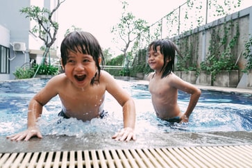 Menikmati fasilitas kolam renang bersama si kecil